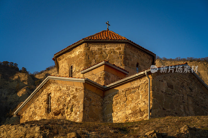 日落时分的Shio Mgvime修道院。Mtskheta,格鲁吉亚